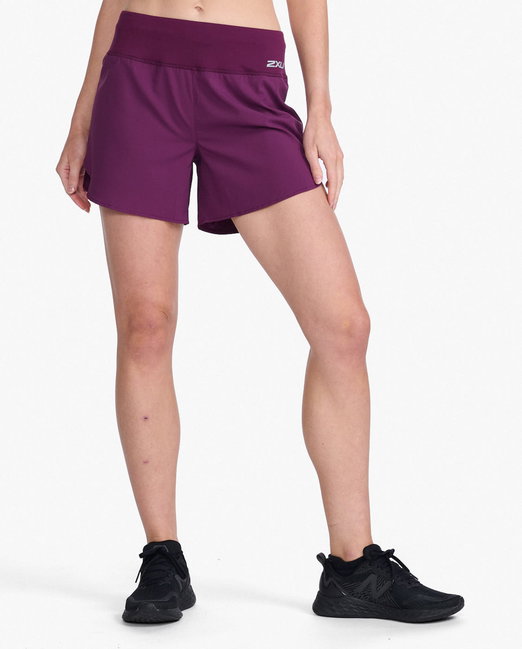 2XU - Pantaloni scurti de alergare pentru femei Aero 5 inch Shorts - visiniu mov sfecla argintiu reflectorizant