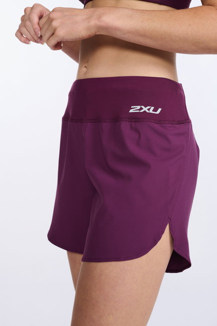 2XU - Pantaloni scurti de alergare pentru femei Aero 5 inch Shorts - visiniu mov sfecla argintiu reflectorizant