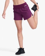 2XU - Pantaloni scurti de alergare pentru femei Aero 5 inch Shorts - visiniu mov sfecla argintiu reflectorizant