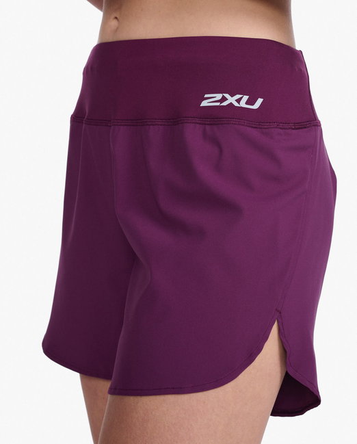 2XU - Pantaloni scurti de alergare pentru femei Aero 5 inch Shorts - visiniu mov sfecla argintiu reflectorizant