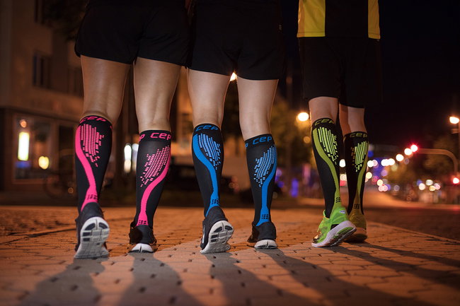 CEP - Sosete compresie alergare cu elemente refectorizante pentru femei Nighttech women socks - negru gri reflect
