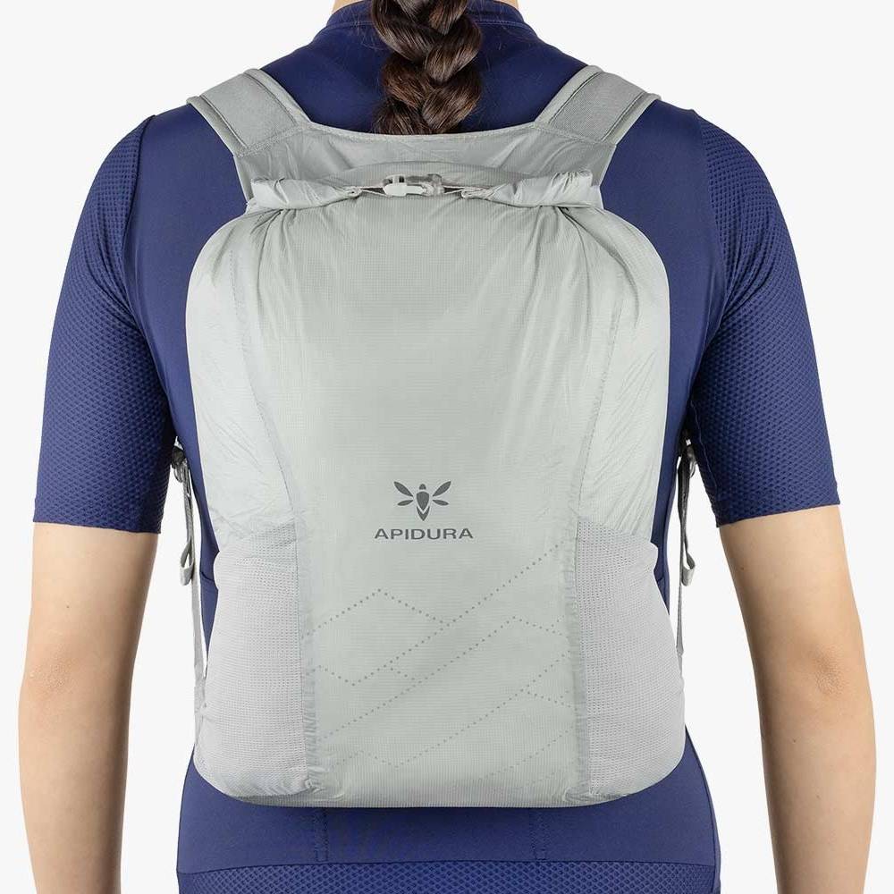 Bicycle Bags & Panniers Apidura - Rucsac pliabil din material rezizstent apa Packable Backpack 13 litri - gri deschis