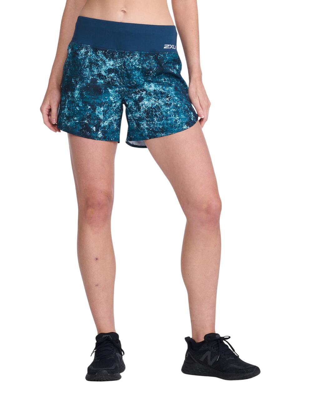 Sporting Goods 2XU - Pantaloni scurti de alergare pentru femei Aero 5 inch Shorts - albastru multicolor