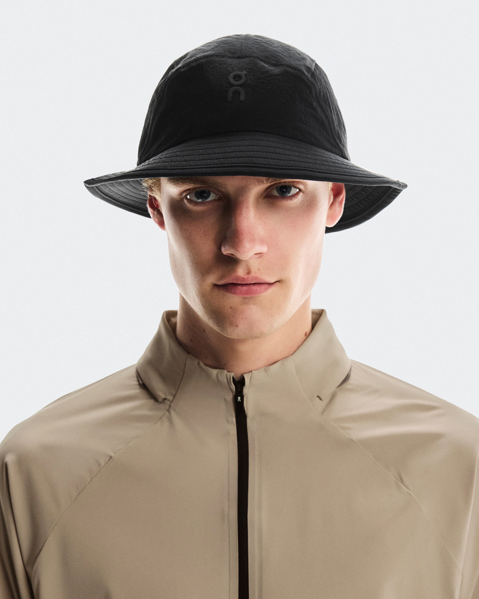On Șapcă trail On Trail Hat | ușoară și reglabilă - Black