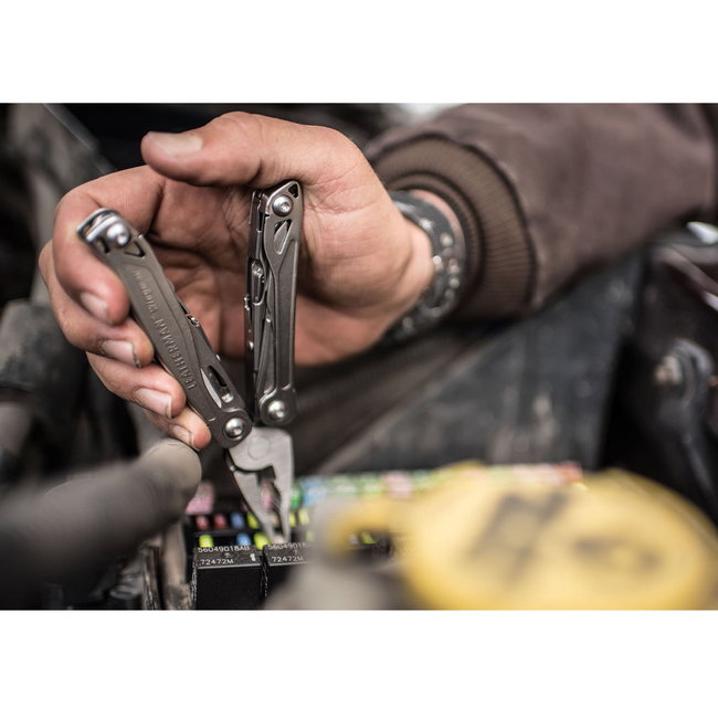 Leatherman - multi-tool 14 functii Wingman Stainless Steel 832523 - argintiu