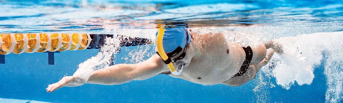 FINIS - inotator cu snorkel frontal in piscina