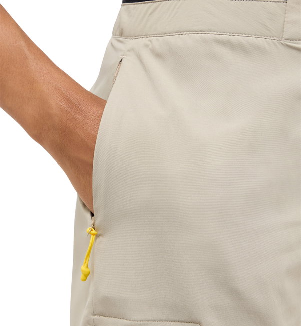 Pantaloni scurți Haglöfs L.I.M Fuse II Shorts damă - bej Chalk Beige