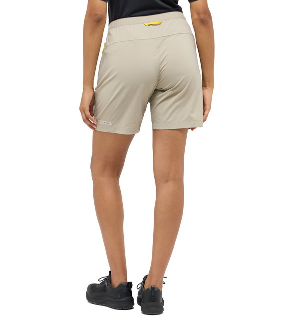 Pantaloni scurți Haglöfs L.I.M Fuse II Shorts damă - bej Chalk Beige