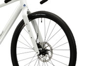 Bicicleta Gravel Kross Esker G100 28 inch alba / grafit Shimano Cues