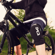 Genunchiere TSG Youth Escape A - Black