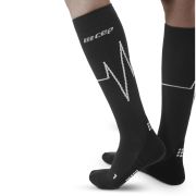 CEP - Sosete de compresie pentru femei Heartbeat Woman Tall comp  - negru alb dark clouds