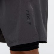 2XU - Pantaloni scurti compresie alergare 2 in 1 barbati Comp 7" Shorts - gri Charcoal negru