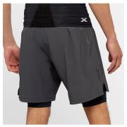 2XU - Pantaloni scurti compresie alergare 2 in 1 barbati Comp 7" Shorts - gri Charcoal negru