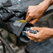 Apidura - geanta mica bicicleta cu prindere pe ghidon, (tip Aerobars sau pentru competii) Racing Aerobar Pack 2.5 litri