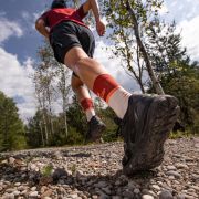 CEP - sosete compresie medii - the run socks mid cut v4 W - red | off white