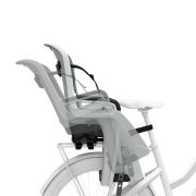 Scaun copil Thule Ridealong 2 spate gri deschis pe portbagaj rabatabil