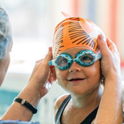 Finis - ochelari inot confortabili pentru copii (4-10 ani) Adventure Goggles - albastru rechin