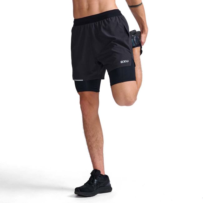 2XU - pantaloni scurti de alergare cu compresie pentru barbati - Aero 2-in-1 5" Shorts - negru reflectorizant