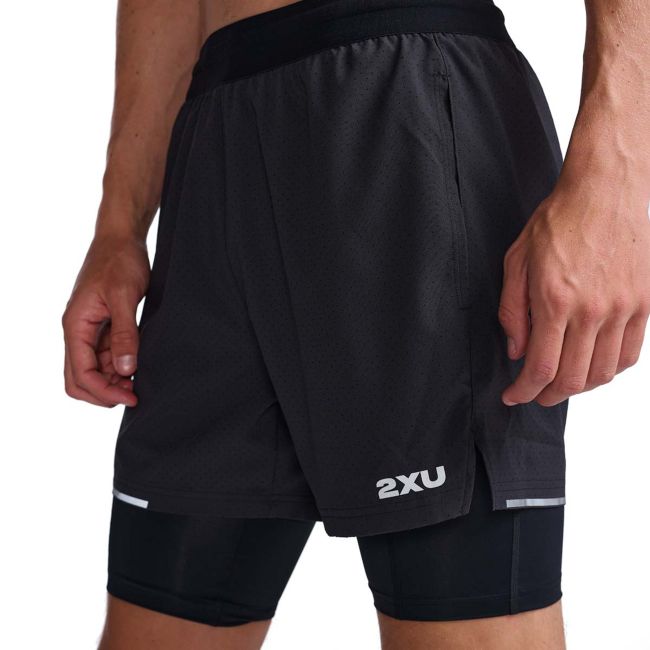2XU - pantaloni scurti de alergare cu compresie pentru barbati - Aero 2-in-1 5" Shorts - negru reflectorizant