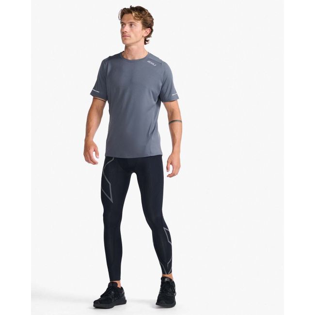 2XU - tricou tehnic pentru barbati Light Speed Tee - gri inchis turbulence argintiu reflectorizant