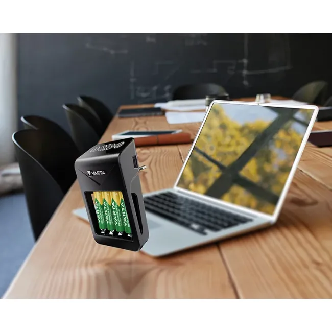 Varta - incarcator acumulatori LCD Smart Charger+ cu baterii incluse 4 x AA 2100 mAh