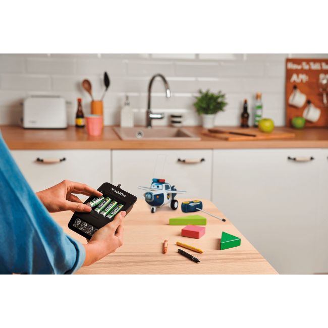 Varta - incarcator acumulatori LCD Smart Charger+ cu baterii incluse 4 x AA 2100 mAh
