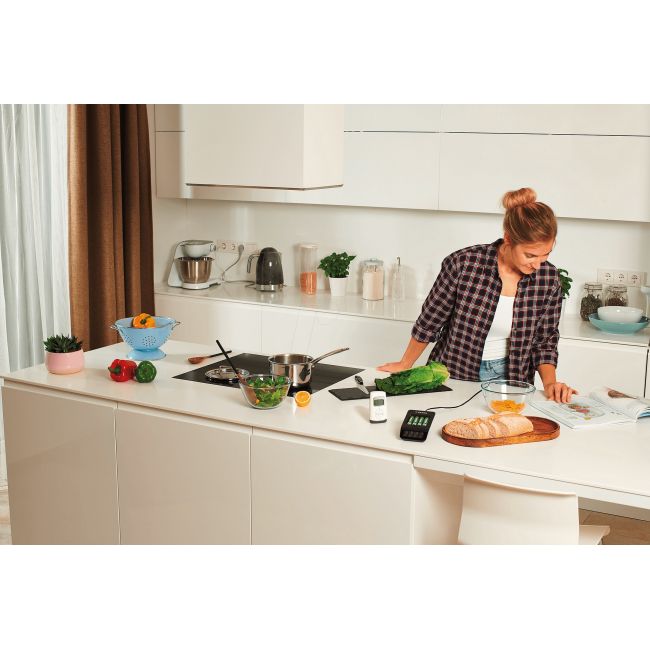 Varta - incarcator acumulatori LCD Smart Charger+ cu baterii incluse 4 x AA 2100 mAh