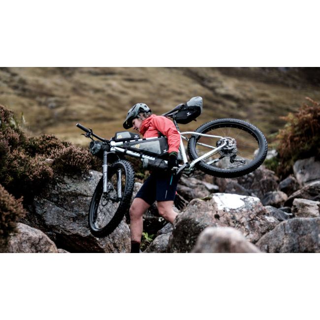 Apidura - geanta practica cu prindere in zona soldurilor, Backcountry 2.0 Hip Pack, 2.5L - gri inchis negru