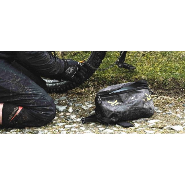 Apidura - geanta practica cu prindere in zona soldurilor, Backcountry 2.0 Hip Pack, 2.5L - gri inchis negru