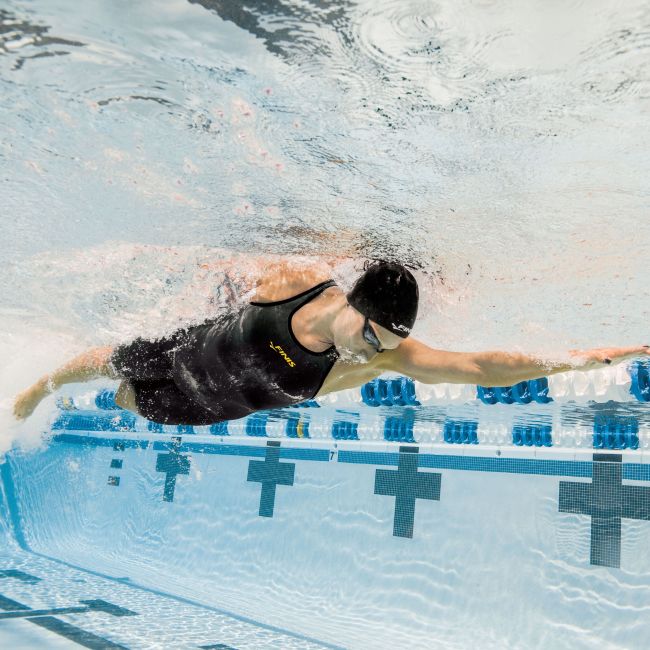 Finis - Costum inot tehnic pentru fete sau femei - Fuse Open Back Kneeskin - negru