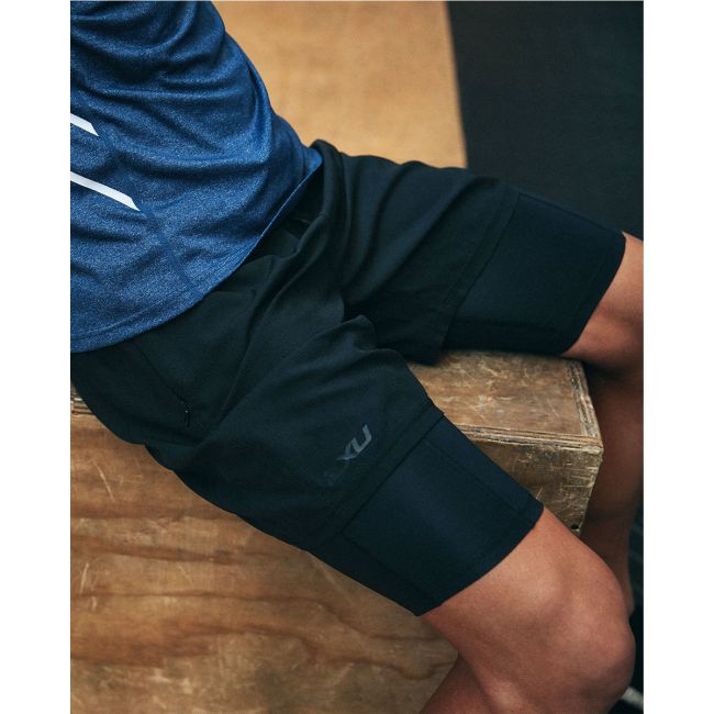 2XU - pantaloni scurti 2in1 cu colanti compresie pentru barbati XCTRL 7 inch short with compression - negru