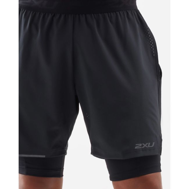 2XU - Pantaloni scurti de alergare pentru barbati 2-in-1 XVENT 7 inch - negru argintiu reflexiv