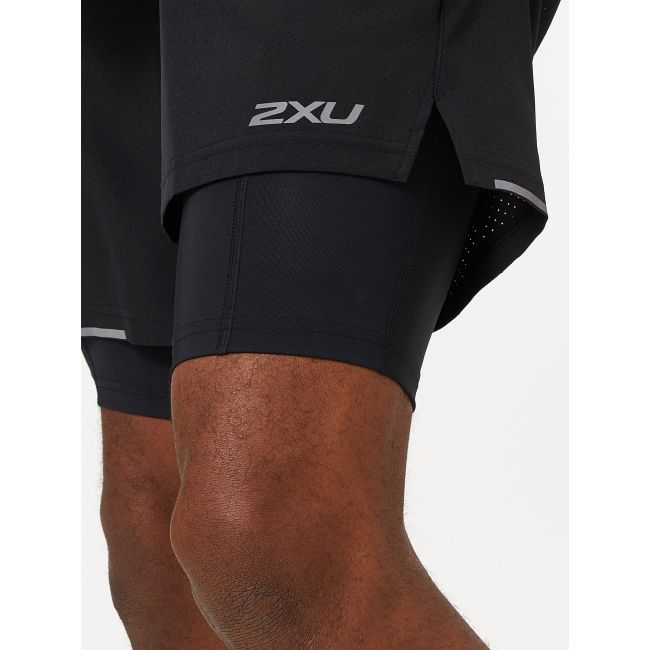 2XU - Pantaloni scurti de alergare pentru barbati 2-in-1 XVENT 7 inch - negru argintiu reflexiv