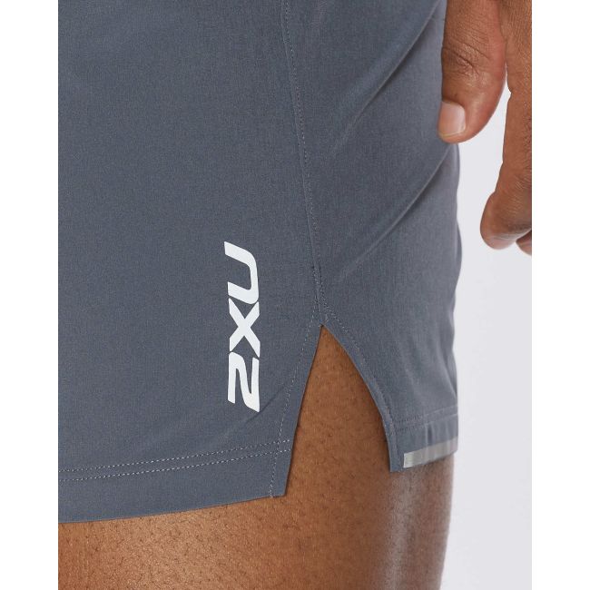 2XU - Pantaloni scurti de alergare pentru barbati XVENT 5" - gri Turbulence argintiu reflexiv