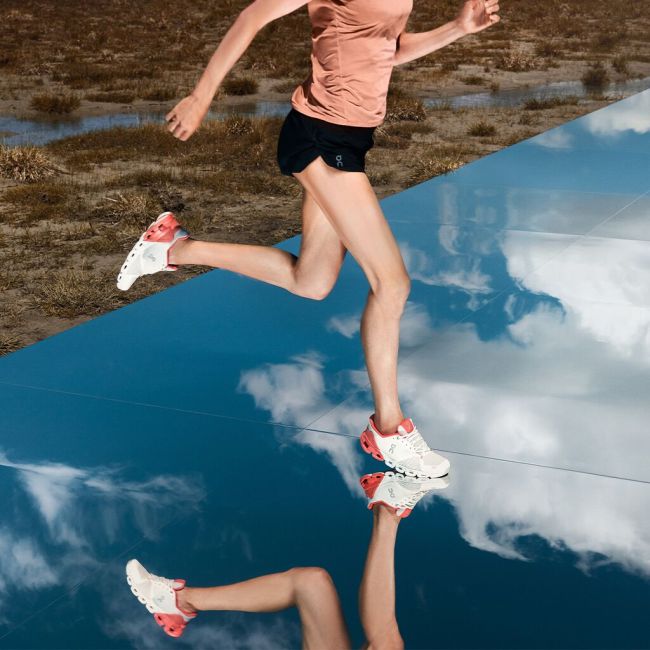 On Cloud Cloudflyer - pantofi alergare pentru femei - white/coral