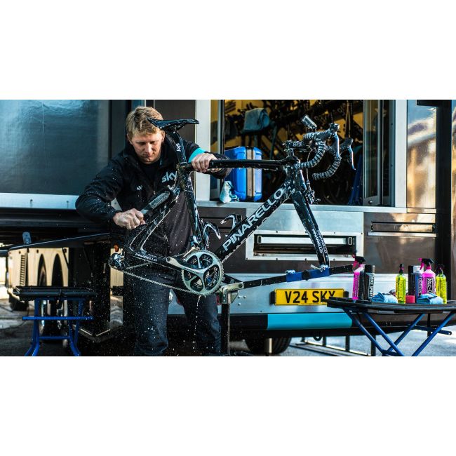 Muc-Off - Bike Care Essentials - pachet pentru curatarea si intretinerea bicicletelor