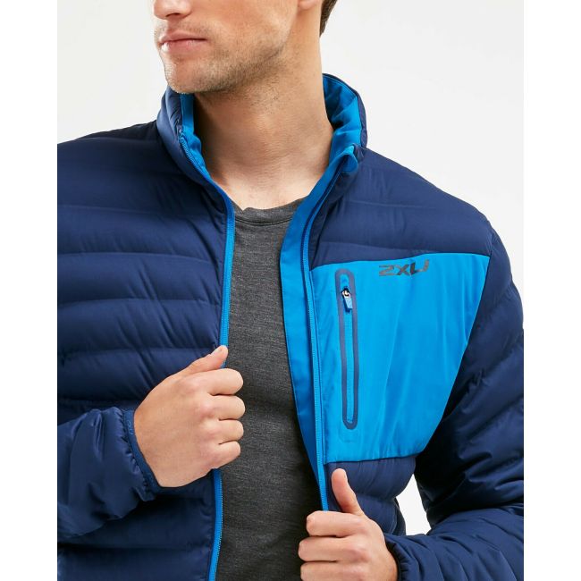 2XU - Jacheta rezistenta apa Pursuit Insulation Jacket - albastru Navy /Skydiver