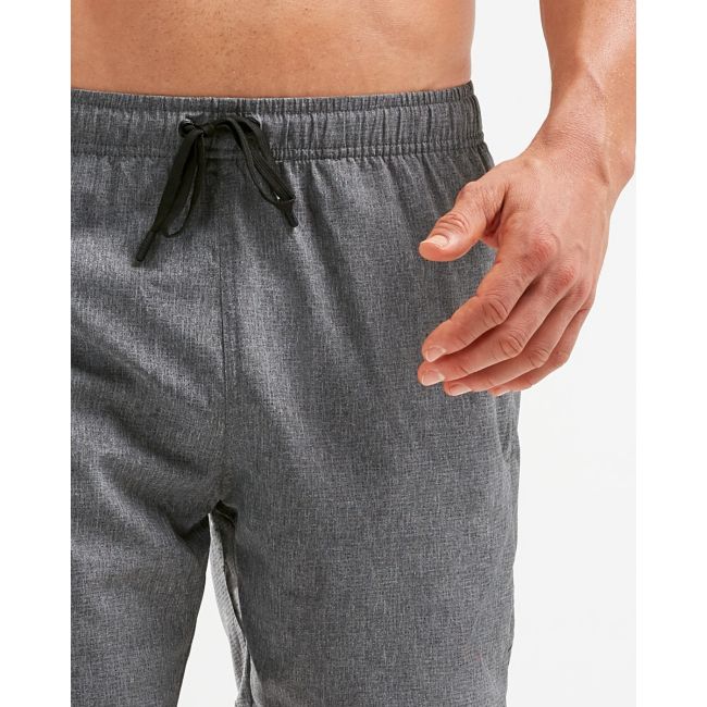 2XU - pantaloni scurti alergare pentru barbati XCTRL Woven Free 7 inch - gri Charcoal