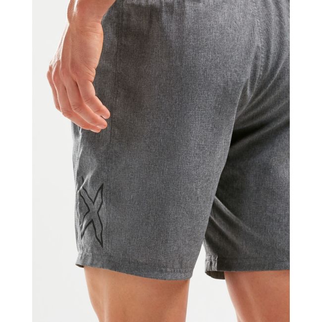2XU - pantaloni scurti alergare pentru barbati XCTRL Woven Free 7 inch - gri Charcoal