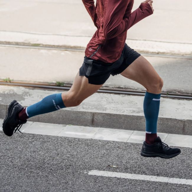CEP - Sosete de compresie gamba barbati The Run Compression Socks Tall - albastru petrol rosu inchis