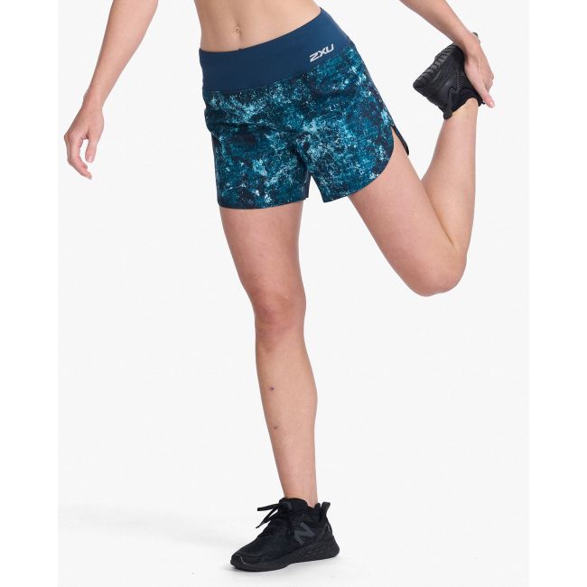 2XU - Pantaloni scurti de alergare pentru femei Aero 5 inch Shorts - albastru multicolor