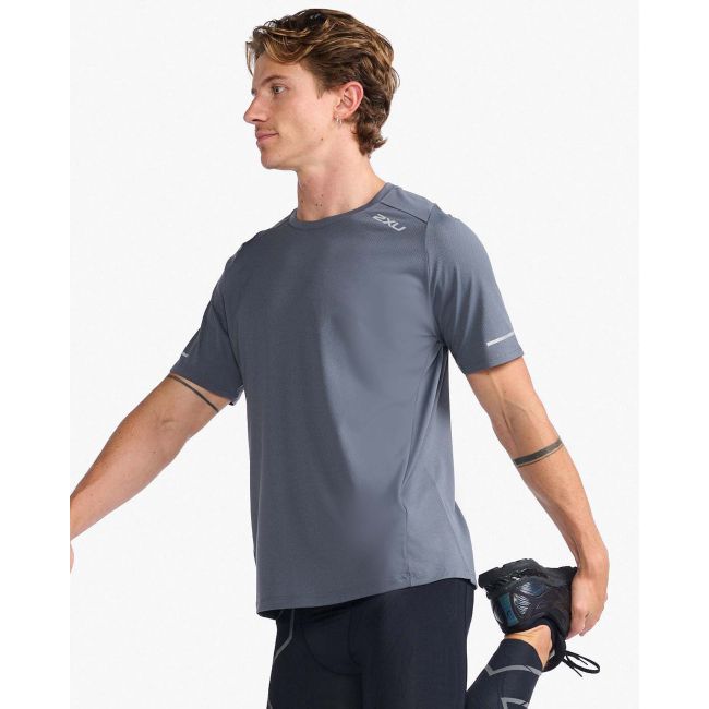 2XU - tricou tehnic pentru barbati Light Speed Tee - gri inchis turbulence argintiu reflectorizant