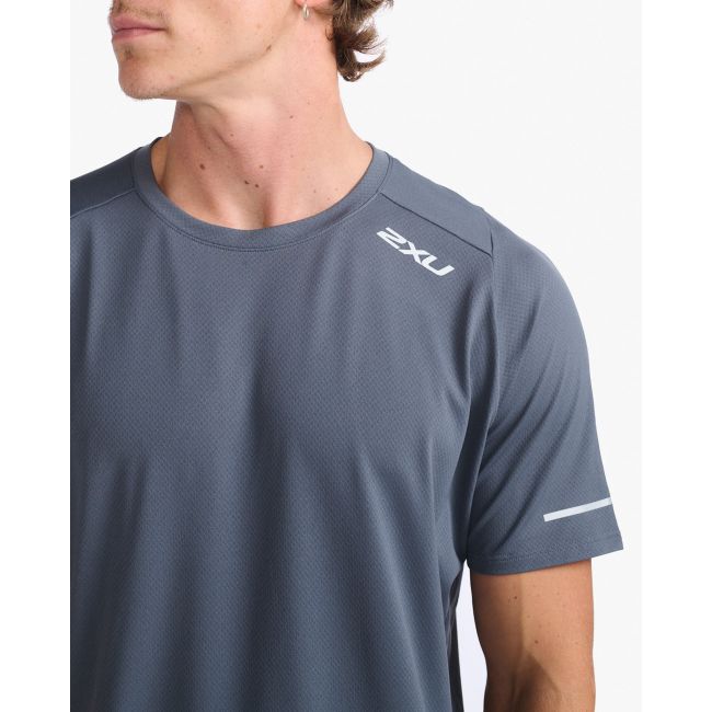 2XU - tricou tehnic pentru barbati Light Speed Tee - gri inchis turbulence argintiu reflectorizant