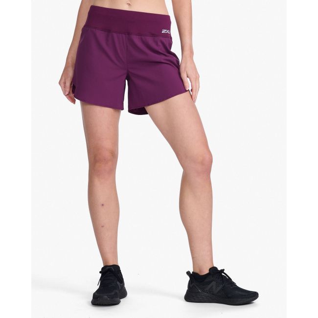 2XU - Pantaloni scurti de alergare pentru femei Aero 5 inch Shorts - visiniu mov sfecla argintiu reflectorizant
