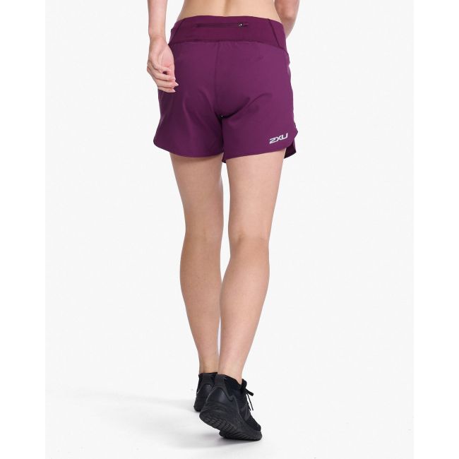 2XU - Pantaloni scurti de alergare pentru femei Aero 5 inch Shorts - visiniu mov sfecla argintiu reflectorizant