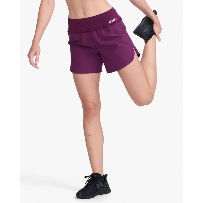2XU - Pantaloni scurti de alergare pentru femei Aero 5 inch Shorts - visiniu mov sfecla argintiu reflectorizant