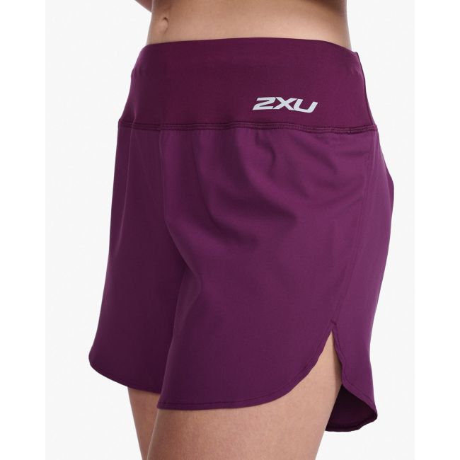2XU - Pantaloni scurti de alergare pentru femei Aero 5 inch Shorts - visiniu mov sfecla argintiu reflectorizant