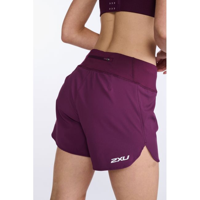 2XU - Pantaloni scurti de alergare pentru femei Aero 5 inch Shorts - visiniu mov sfecla argintiu reflectorizant