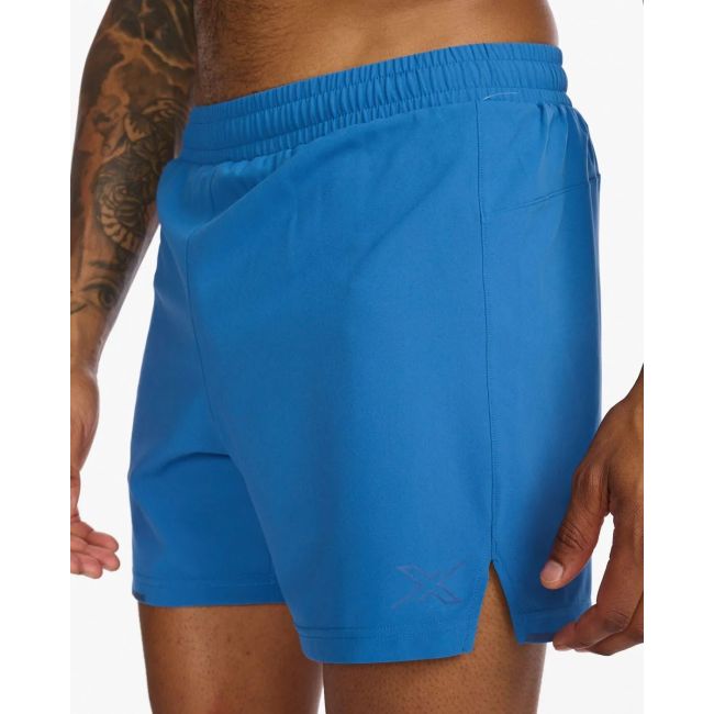 2XU - Pantaloni scurti de alergare pentru barbati Aero 5" Shorts - albastru intens Starling Medival reflectorizant