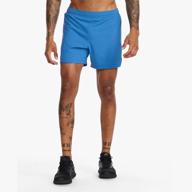 2XU - Pantaloni scurti de alergare pentru barbati Aero 5" Shorts - albastru intens Starling Medival reflectorizant